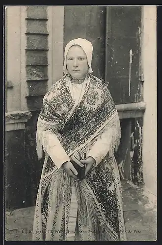 AK Le Portel, Junge Frau in traditioneller Tracht mit Kopfbedeckung und Buch