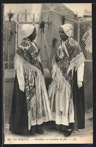 AK Le Portel, Zwei Frauen in traditionellen Trachten mit Tüchern und weissen Hauben