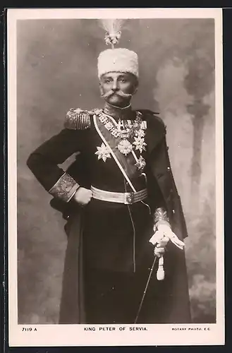 AK König Peter von Serbien in prunkvoller Uniform mit Hut