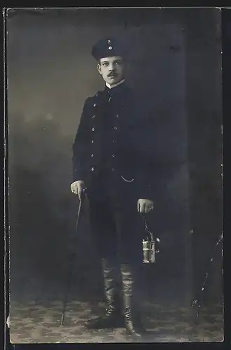AK Junger Bergmann im vollen Habit mit Gehstock und Lampe