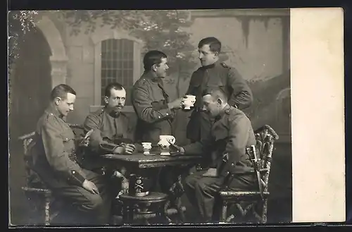 AK Soldaten in Uniform beim Kartenspiel am Tisch