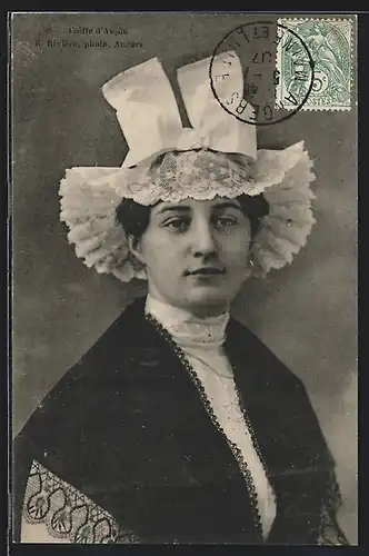 AK Anjou, Junge Frau mit Haube