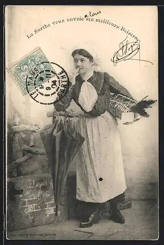 AK La Sarthe, Junge Frau mit Bündel und Schirm