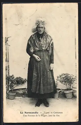 AK Normandie, Types et Costumes, Une Femme de la Hague, Jour de fête