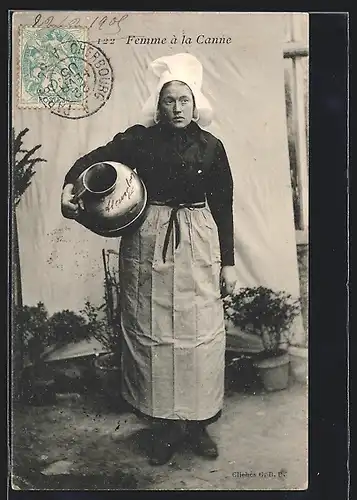 AK La Canne /Normandie, Frau in Tracht mit Krug