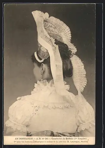 AK Bolbec, Histoire du Costume en Normandie, Cauchoise, Rückansicht einer Frauentracht