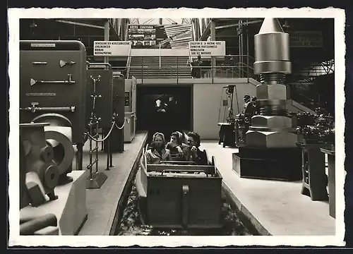 AK Zürich, Schweizerische Landesausstellung 1939, Schifflibach in der Maschinenhalle