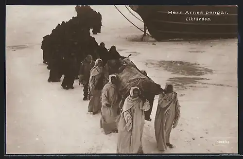 AK Filmszene aus Likfärden Trauerzug am Strand