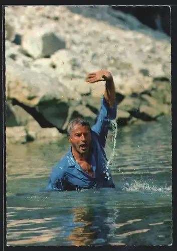 AK Szene aus Winnetou 1 nach Karl May, Lex Barker als Old Shatterhand bei der Überquerung eines Flusses