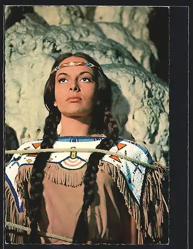 AK Szene aus Winnetou 2 nach Karl May, Karin Dor als Ribanna zeigt sich ohne Angst