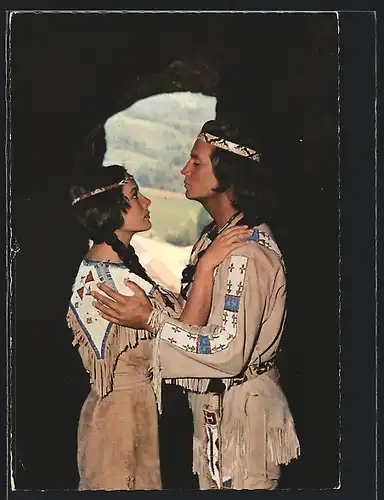 AK Schauspieler Pierre Brice mit Schauspielerin Karin Dor in dem Film Winnetou II. Teil