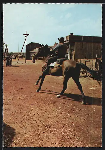AK Szene aus Winnetou 2 nach Karl May, Forresters Öllager in Brand, die Bande flieht