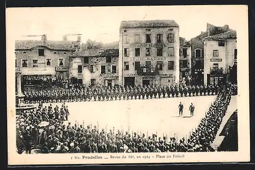 AK Pradelles, Place du Foirail, Revue d 86e en 1914