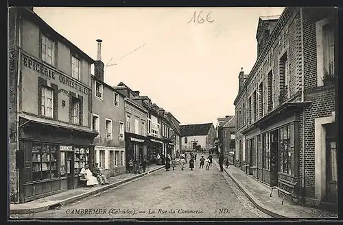 AK Cambremer, La Rue du Commerce, Strassenpartie