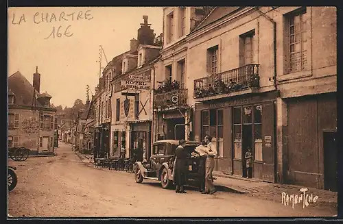 AK La Chartre-sur-le-Loir, Vers l`Hôtel du Cheval Blanc
