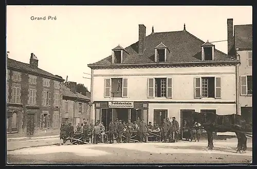 AK Grand Pré, Soldaten in Uniform vor dem Soldatenheim