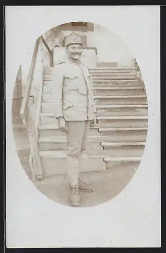Foto-AK Lächelnder Mann in österreichischer Militär-Uniform