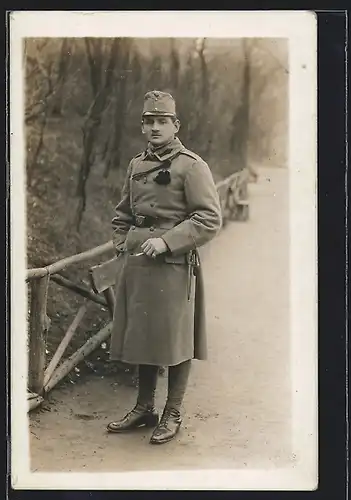 Foto-AK Junger österreichischer Soldat im Mantel mit einer Zigarette