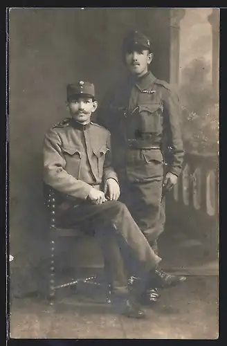 Foto-AK Zwei junge österreichische Soldaten mit Schnurrbärten