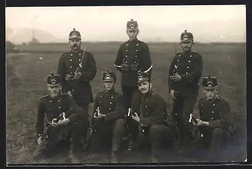 AK Schweizer Soldaten in Uniform mit Gewehren