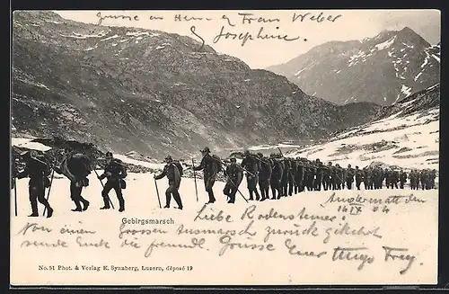 AK Schweizer Soldaten in Uniform beim Gebirgsmarsch