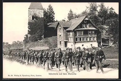 AK Schweizer Soldaten der Infanterie auf dem Marsche