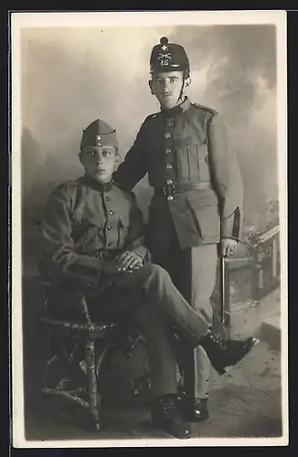 Foto-AK Zwei junge schweizer Soldaten in Uniform