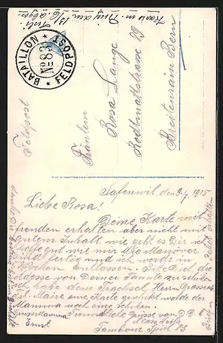 AK Schweizer Soldat steht in der Nacht Wache