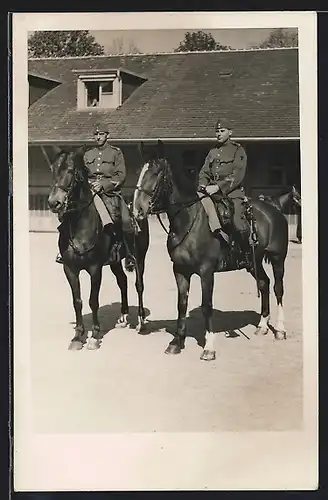 Foto-AK Zwei berittene schweizer Soldaten