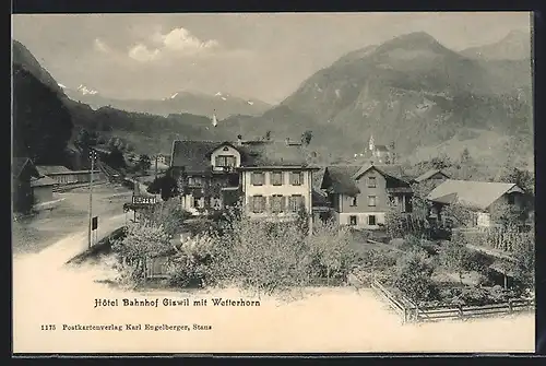 AK Giswil, Hotel Bahnhof Giswil mit Wetterhorn und Strasse