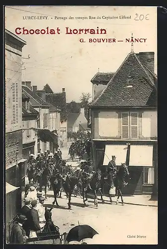 AK Lurcy-Lévy, Passage des troupes Rue du Capitaine Lafond, Chocolat Lorrain