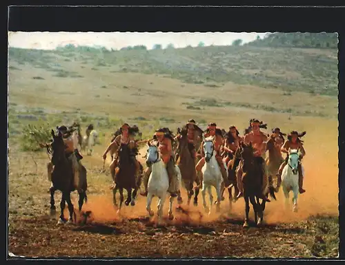AK Filmszene aus Karl May-Film Winnetou, Winnetou greift mit seinem Stamm an
