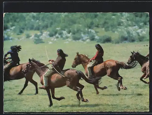 AK Filmszene aus Karl May-Film Winnetou, Kiowas greifen den Treck an