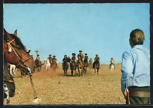 AK Filmszene aus Karl May-Film Winnetou, Santer reitet mit seinen Leuten heran