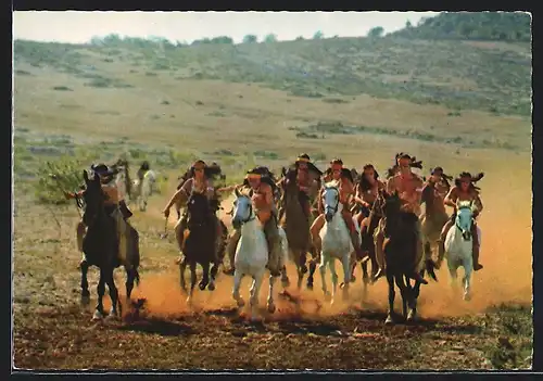AK Filmszene aus Karl May-Film Winnetou, Winnetou greift mit seinem Stamm an
