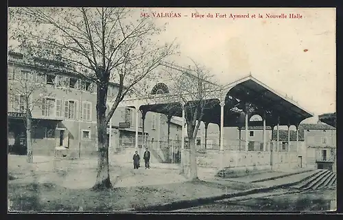 AK Valréas, Place du Fort Aymard at la Nouveau Halle