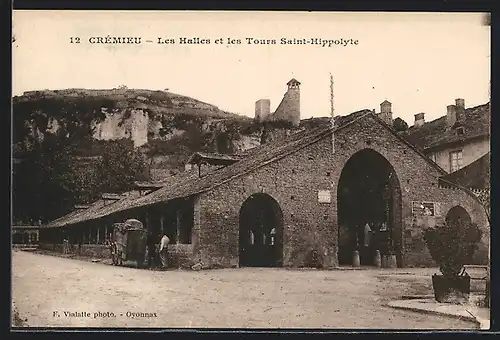 AK Crémieu, Les Halles et les Tours Saint-Hippolyte