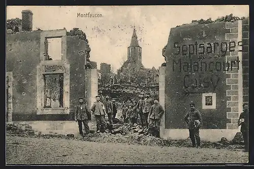 AK Monttaucon, Deutsche Soldaten inmitten von Gebäuderuinen