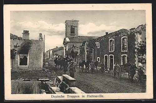 AK Hattonville, Strasse mit deutschen Truppen und Ruinen