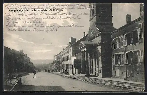 AK Montmedy, Strasse mit Umgehungsbahn und Kirche