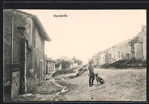 AK Varnéville, Strassenpartie mit zerschossenen Häusern, dt. Soldat mit Hund