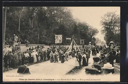 AK Compiègne, Fêtes de Jeanne d`Arc, Les Dames de la Halle, Nini portant la bannière