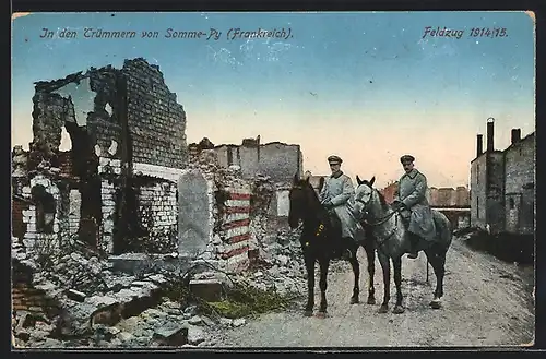 AK Somme-Py, Offiziere zu Pferd in den Trümmern