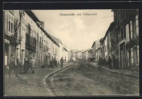AK Thiaucourt, Strasse mit angrenzenden Häusern und Soldaten