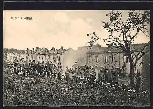 AK Audun-le-Roman, Soldaten vor einer Wohnhauspartie in Trümmern