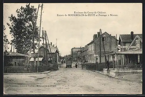 AK Mourmelon-le-Petit, L`Entrée du Village et Passage à niveau