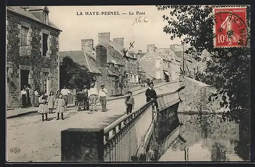 AK La Haye-Pesnel, Le Pont