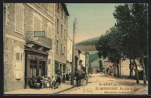 AK St-Rémy-sur-Durolle, La Monnerie, en face la Gare, Hotel Chapelat