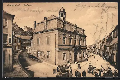 AK Saargemünd, Rathaus mit Strasse und Versammlung