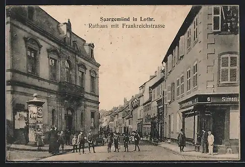 AK Saargemünd, Rathaus mit Frankreichstrasse, Litfasssäule